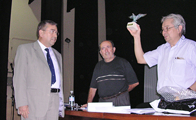 Entrega del I Premio Francisco Javier Ayala-Carcedo a Miguel Ortiz, por Octavio Puche, Presidente de la SEDPGYM.