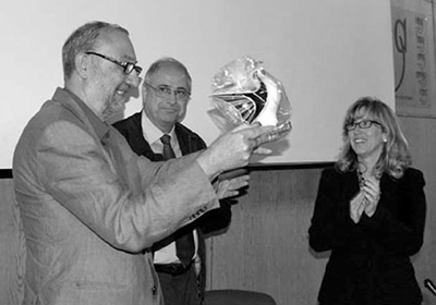 Entrega del IV Premio Francisco Javier Ayala-Carcedo a José Luis Salinas, por Enrique Orche, Presidente de la SEDPGYM.