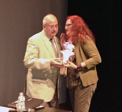 Entrega del IX Premio Francisco Javier Ayala-Carcedo a Mª del Mar Zarzalejos, por parte de Enrique Orche, Presidente de la SEDPGYM.