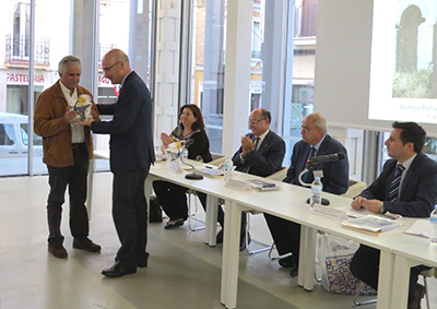 Entrega del XI Premio Francisco Javier Ayala-Carcedo a Santiago Valiente, por Manuel Carmona Jiménez, Delegado Territorial de Economía, Innovación, Ciencia y Empleo en Córdoba de la Junta de Andalucía.