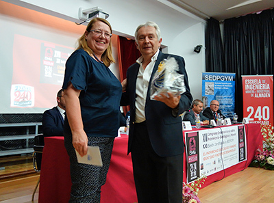 Entrega del XIII Premio Francisco Javier Ayala-Carcedo a Octavio Puche, por Isabel Rábano, Subdirectora del IGME y Vocal de la SEDPGYM.