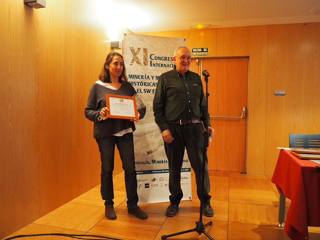 Entrega del XVI Premio Francisco Javier Ayala Carcedo. Recogida el premio por los ganadores Hortensia Chamorro y Juan Antonio Soler. Entrega del mismo por Mariano Ayarzagüena presidente del jurado.