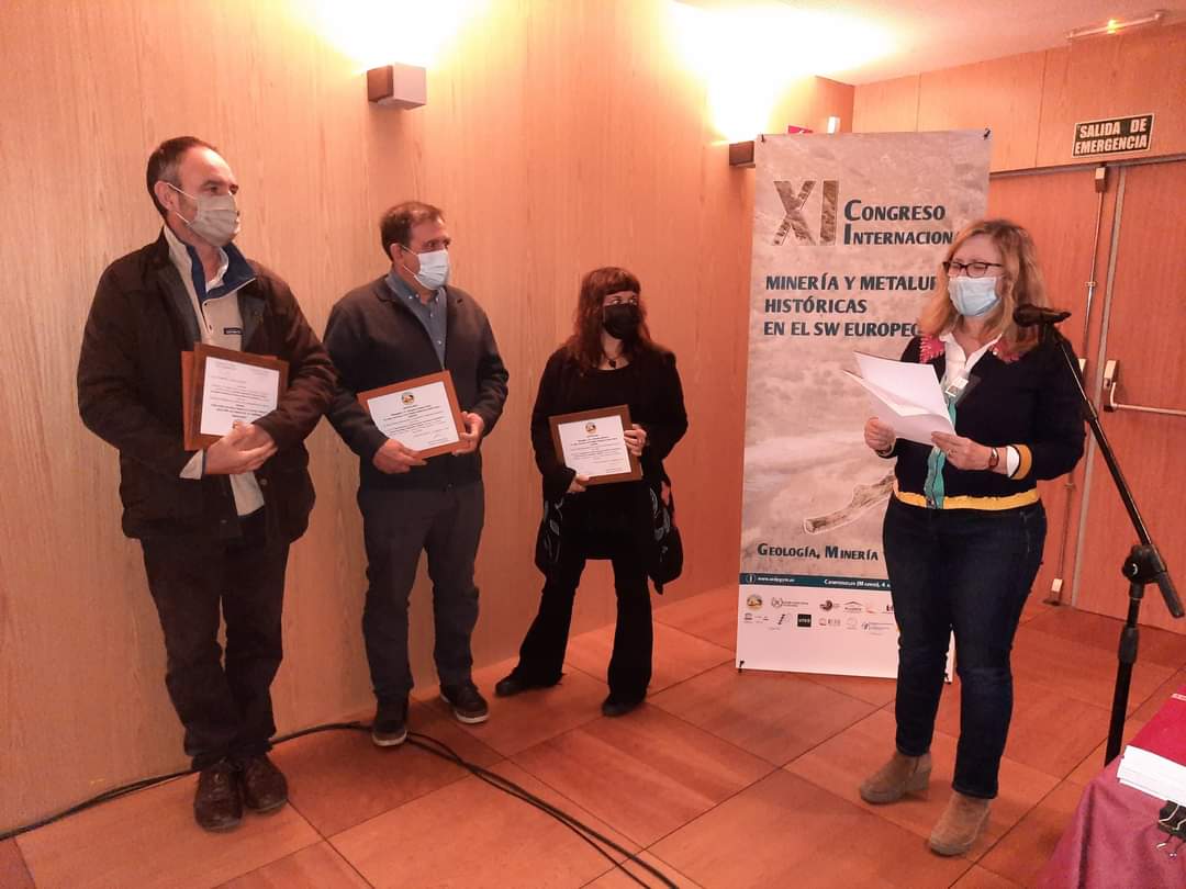 Entrega del XVII Premio Francisco Javier Ayala Carcedo a los ganadores por parte de la presidenta del jurado, Ester Boixereu.