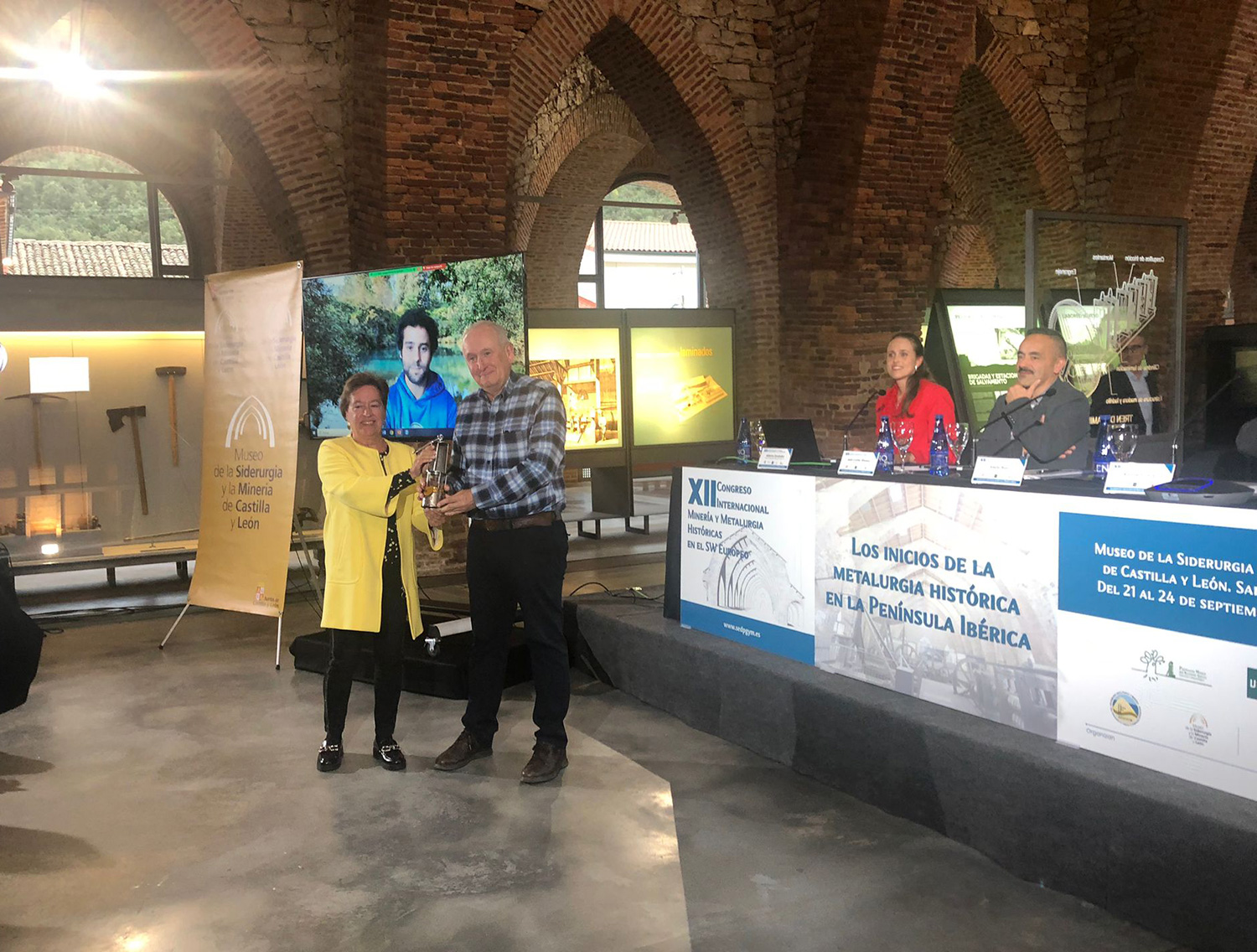 Entrega del premio, lo recoge Mariano Ayazagüena en nombre de Santiago Tuñas, que aparece en la pantalla para dirigirnos unas palabras.