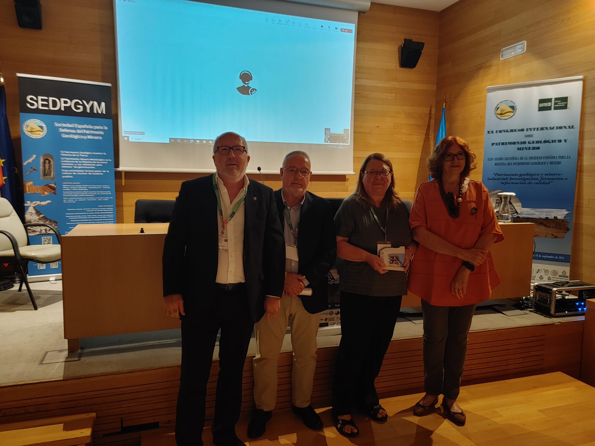 Premio Francisco Ayala 2024<br />
Edición XX<br />
Año 2024<br />
Isabel Rábano Gutierrez del Arroyo<br />
"Descorrer el vuelo de la riqueza subterránea, José Centeno García (184-1-1917), geología<br />
y minería en las Islas Filipinas".<br />
De Re Metallica nº 41 pp 35-52 (2023)