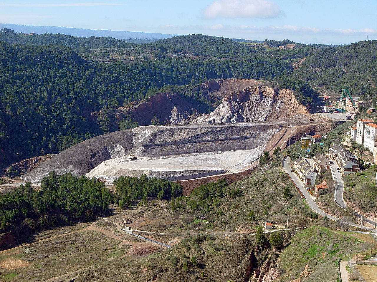 Vista panorámica exterior de la Montaña de Sal de Cardona en 2026, mostrando la explotación del diapiro salino, el entorno natural del Valle Salino y el núcleo urbano de Cardona, Barcelona.