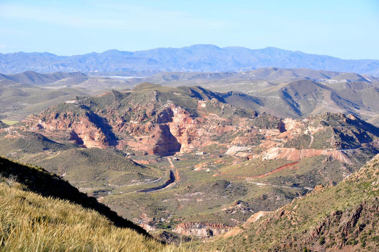 Figura 1. El cerro del Cinto con sus labores mineras a cielo abierto (imagen: F. Hernández).