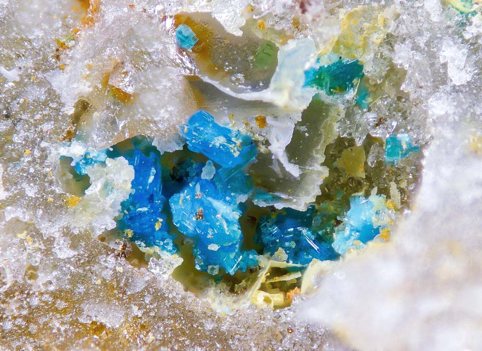 Figura 13. Lavendulana. Grupos de cristales alojados en una cavidad de cuarzo de 3 mm de diámetro. Dique 7, Cerro del Cinto (Rodalquilar).