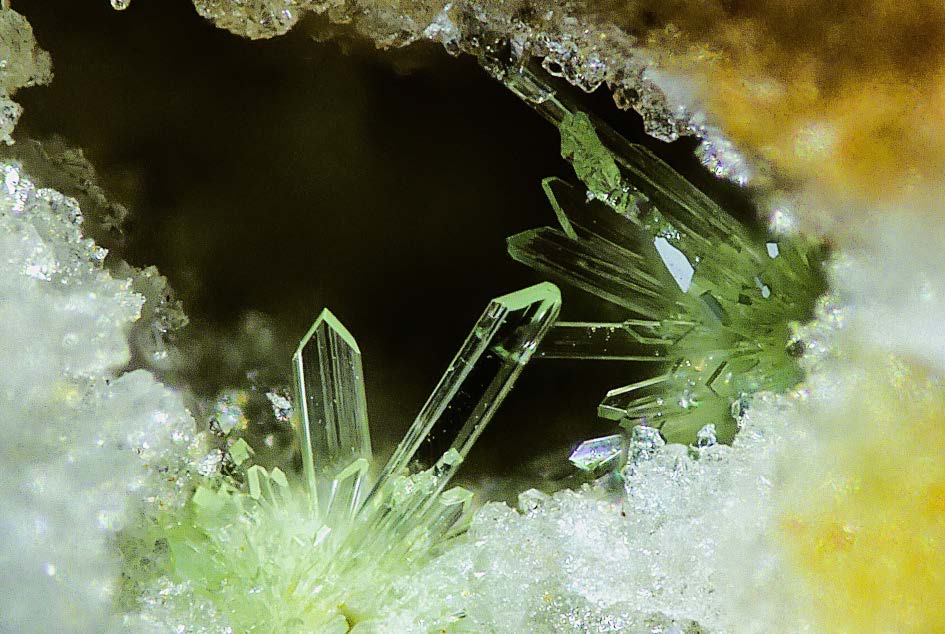 Figura 14. Mandarinoita. Típicos cristales lanceolados de hasta 0,5 mm en un hueco de sílice oquerosa. Dique 2, Cerro del Cinto (Rodalquilar). Foto y colección Borja Sainz de Baranda.