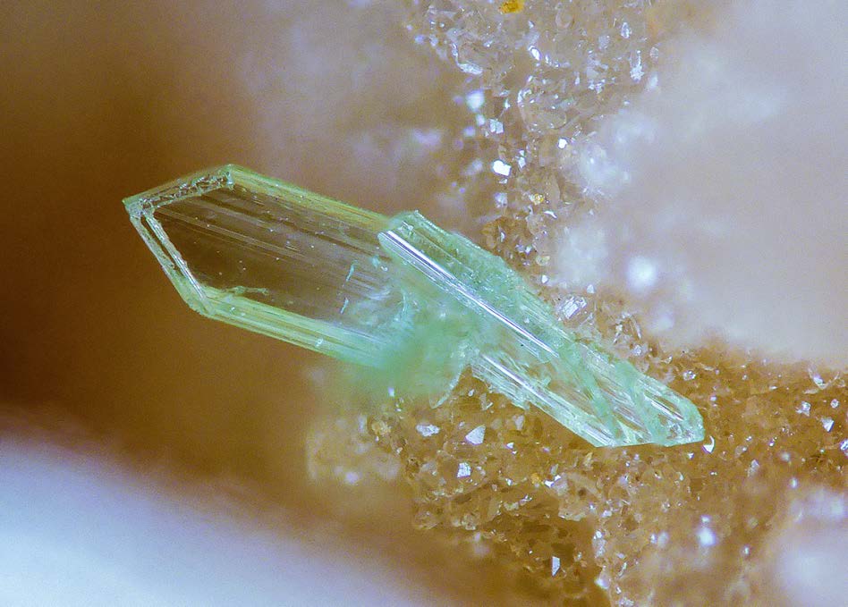 Figura 15. Mandarinoita. Cristal de 0,7 mm de gran perfección. Dique 2, Cerro del Cinto (Rodalquilar). Foto y colección Borja Sainz de Baranda.