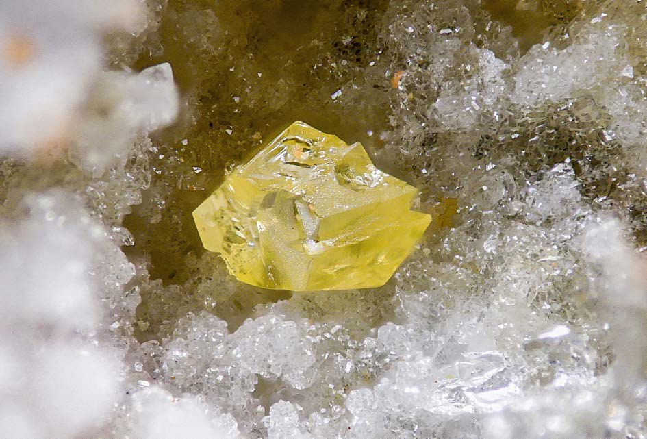 Figura 19. Cristales de paratelurita en cuarzo, 1 mm, con un hábito poco frecuente para este mineral. Dique 2, Cerro del Cinto. Foto y colección Borja Sainz de Baranda.