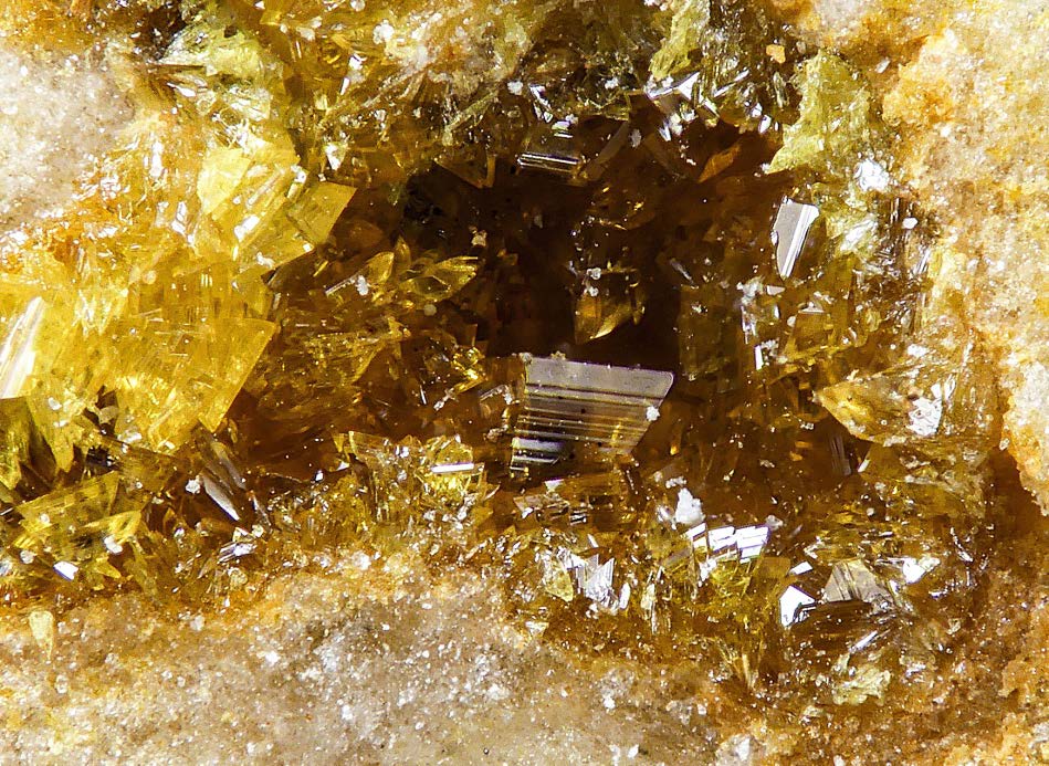 Figura 24. Grupo de cristales de poughita muy bien definidos en una geoda de cuarzo de 2 mm de ancho. Dique 2, Cerro del Cinto. Colección Ignacio Gaspar, foto Borja Sainz de Baranda.