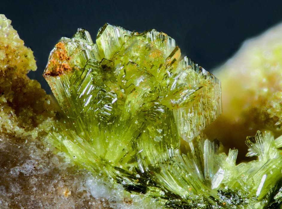 Figura 25. Grupo de cristales tabulares de rodalquilarita de 2 mm de tamaño, asociado con emmonsita y cuarzo. Dique 2, Cerro del Cinto. Foto y colección Borja Sainz de Baranda.
