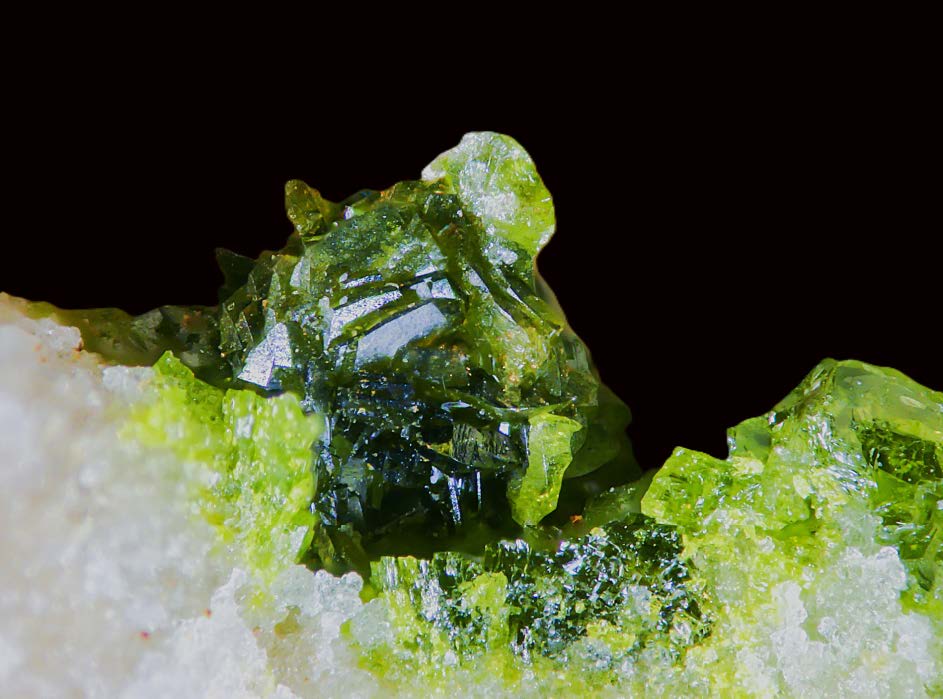 Figura 26. Sonoraita, grupo de cristales muy finos y de gran perfección, 2 mm. Dique 2, Cerro del Cinto. Foto y colección Borja Sainz de Baranda.