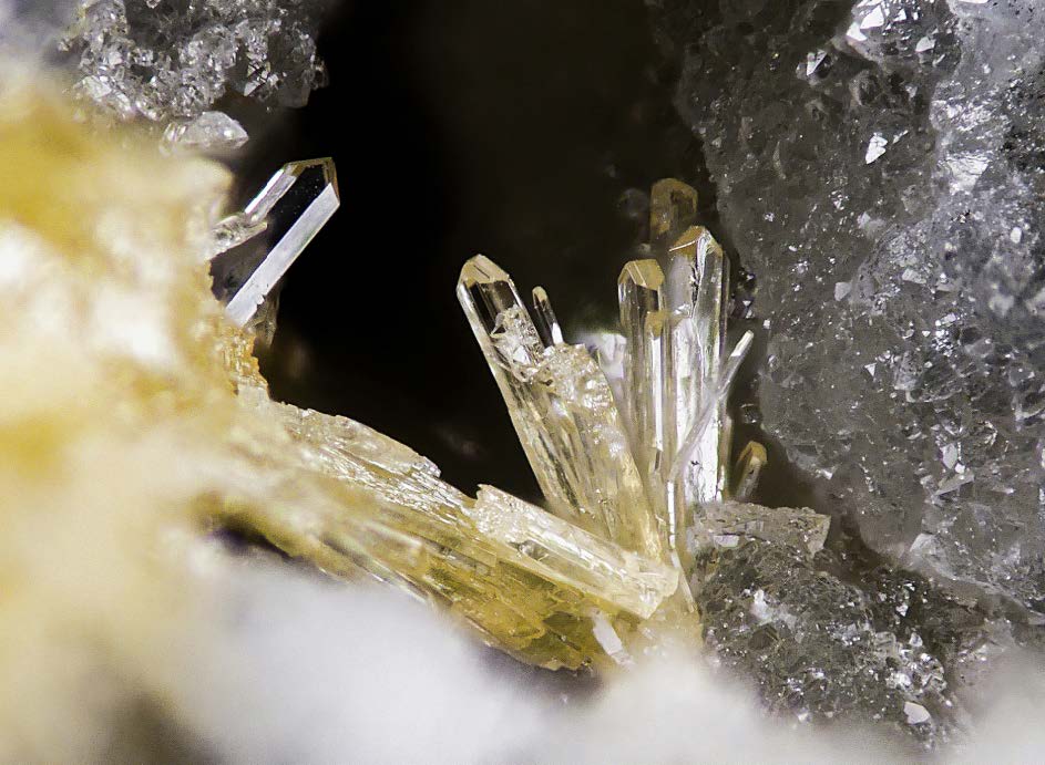 Figura 30. Perfectos cristales de telurita en una geoda de cuarzo de 2 mm procedente del Dique 2, Cerro del Cinto. Foto y colección Borja Sainz de Baranda.