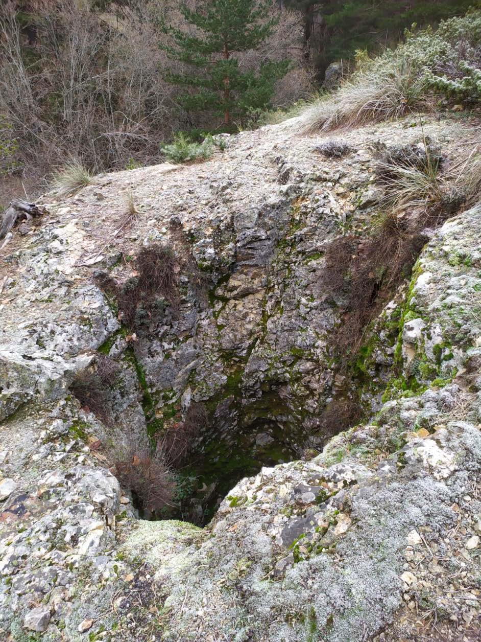 Figura 4. Pozo minero del arroyo del Hueco enclavado sobre el filón de cuarzo.