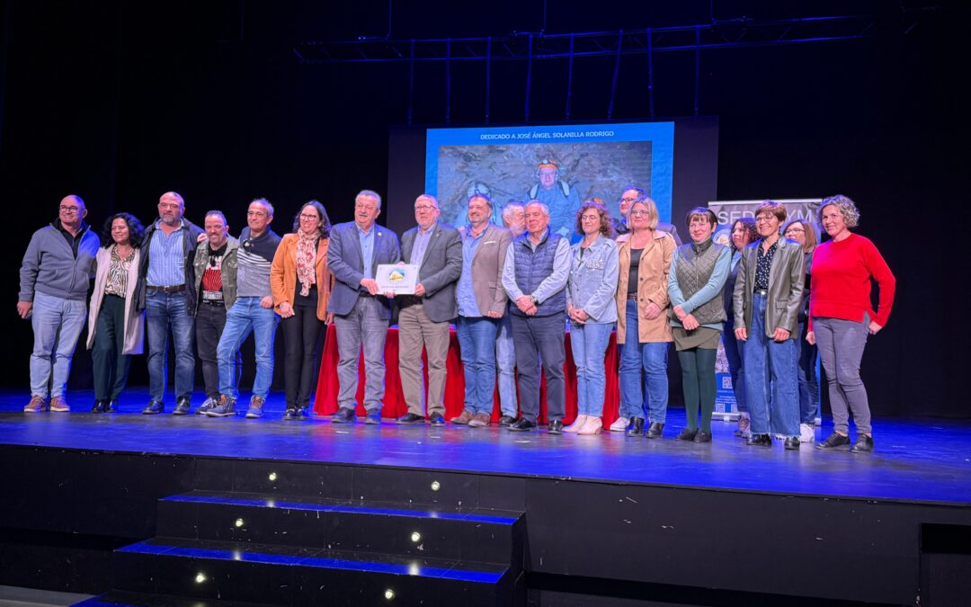 Entrega del Sello Distintivo SEDPGYM en la Geoda de Pulpí. Se observa la placa de Socio Colaborador destacando el compromiso con la conservación de los cristales gigantes de yeso y el patrimonio minero de Almería.