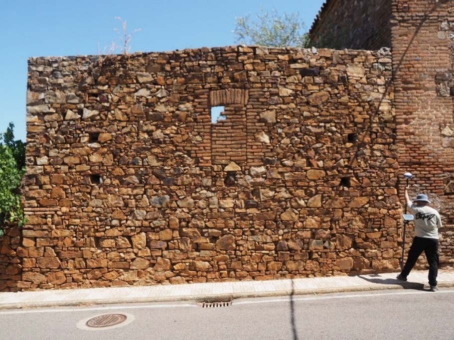 Figura 4.b) Toma del punto de coordenadas de la fachada S. entre edificios de diferente momento de la llamada “Factoría” en la calle Carretas.