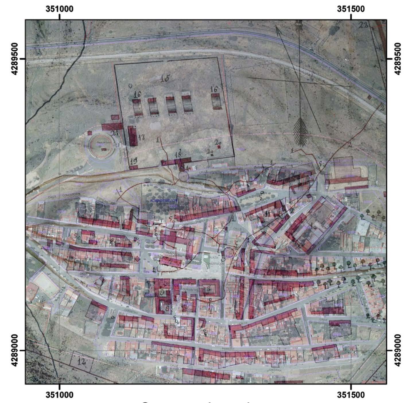 Figura 11. Datos acumulados entre 1761 y 1803: Aquí hemos superpuesto el plano de Morete Varela sobre la imagen actual de referencia en el Catastro. Se aprecia perfectamente el crecimiento de la población separadamente y sobre lo que era en el siglo XIX el establecimiento minero metalúrgico del Real sitio de Almadenejos. Quedando como una imagen final de lo que fue su momento de máximo esplendor. Una parte importante ha desaparecido otra ha sido transformada especialmente en viviendas a partir del cierre de las explotaciones a mediados del siglo XIX en 1861, cuando la real Hacienda vende a particulares muchos de los edificios, talleres y terrenos siendo estos transformados para otros usos o derruidos. La población se constituyó como municipio en 1836, momento en el que algunos de los bienes vinculados al antiguo establecimiento minero pasaron a formar parte de su patrimonio. Entre ellos se incluían calles, plazas y determinadas zonas industriales, configurándose en ese proceso los límites del actual término municipal. Entre las principales desapariciones de ese periodo destacan las puertas de acceso al Cerco, construidas entre 1756 y 1759: las denominadas Puerta de Almadén y Puerta de La Mancha, ambas completamente derruidas y posteriormente reconstruidas, la primera en el año 2000 y la segunda en 2006. El propio Cerco ha sufrido también importantes deterioros en su muro perimetral, con la pérdida de varios tramos de sus lienzos, especialmente a causa del ensanche de la carretera CR-424 y de la construcción de la línea de ferrocarril Ciudad Real–Mérida–Badajoz en 1865. Su trazado actual no coincide exactamente con el del proyecto original, ya que fue modificado durante la fase de construcción para adaptarse mejor a las condiciones topográficas del terreno. En cuanto al cerco de los hornos y las propias instalaciones metalúrgicas, también se observan notables diferencias respecto a lo proyectado. Existen discrepancias entre el diseño inicial de Abarca Aznar (1753) y lo representado en el plano de 1808: de los ocho hornos previstos en el proyecto original, solo se construyeron cinco, y uno de ellos nunca llegó a completarse ni a entrar en funcionamiento.