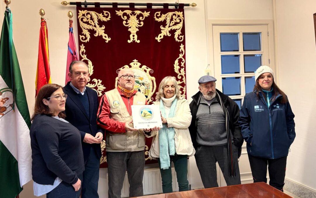 Entrega del Sello Distintivo SEDPGYM a la Gruta de las Maravillas de Aracena el 10-02-2026. Se reconoce su excelencia en la gestión del patrimonio geológico y natural.