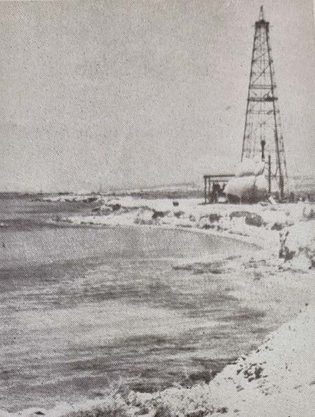 Figura 13. El pozo de exploración de petróleo Cubagua-2 fue perforado en 1940 a lo largo de la costa, a unos 500 metros al noreste del rezumadero de petróleo de Punta La Brea. Ver la localización en la Figura 2. Fotografía de Velásquez (1957). Figure 13. The Cubagua-2 oil exploration well was drilled in 1940 along the coast, about 500 meters northeast of Punta La Brea oil seep. See location in Figure 2. Photo by Velásquez (1957).