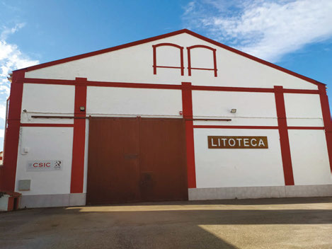 Figura 1. Fachada principal Litoteca. Antiguo edificio de la Fábrica de Papel de la Sociedad Minera y Metalúrgica de Peñarroya (SMMP), actualmente bien de interés cultural (BIC). Figure 1. Main facade of the Litoteca. Former building of the Paper Factory of the Mining and Metallurgical Society of Peñarroya (SMMP), currently a property of cultural interest (BIC).