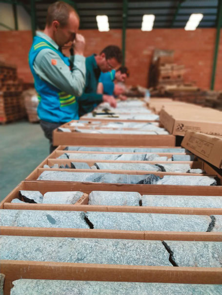 Figura 6. Consulta presencial de sondeos de investigaciones mineras en las naves almacenes de la Litoteca Figure 6. On-site consultation of mining research surveys in the Lithotheque’s storage facilities