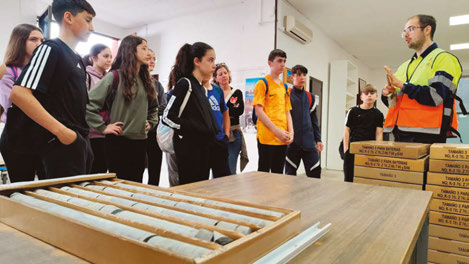 Figura 8. Alumnado de Enseñanza Secundaria durante una visita guiada. Figure 8. Secondary school students during a guided tour.