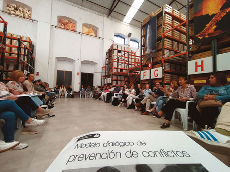 Figura 10. Mesa redonda organizada en 2024 por la Universidad de Córdoba y junto con la Comunidad Educativa de la provincia sobre el Modelo dialógico de prevención de conflictos. Figure 10. Round table organized in 2024 by the University of Córdoba and together with the Educational Community of the province on the Dialogical Model of conflict prevention.